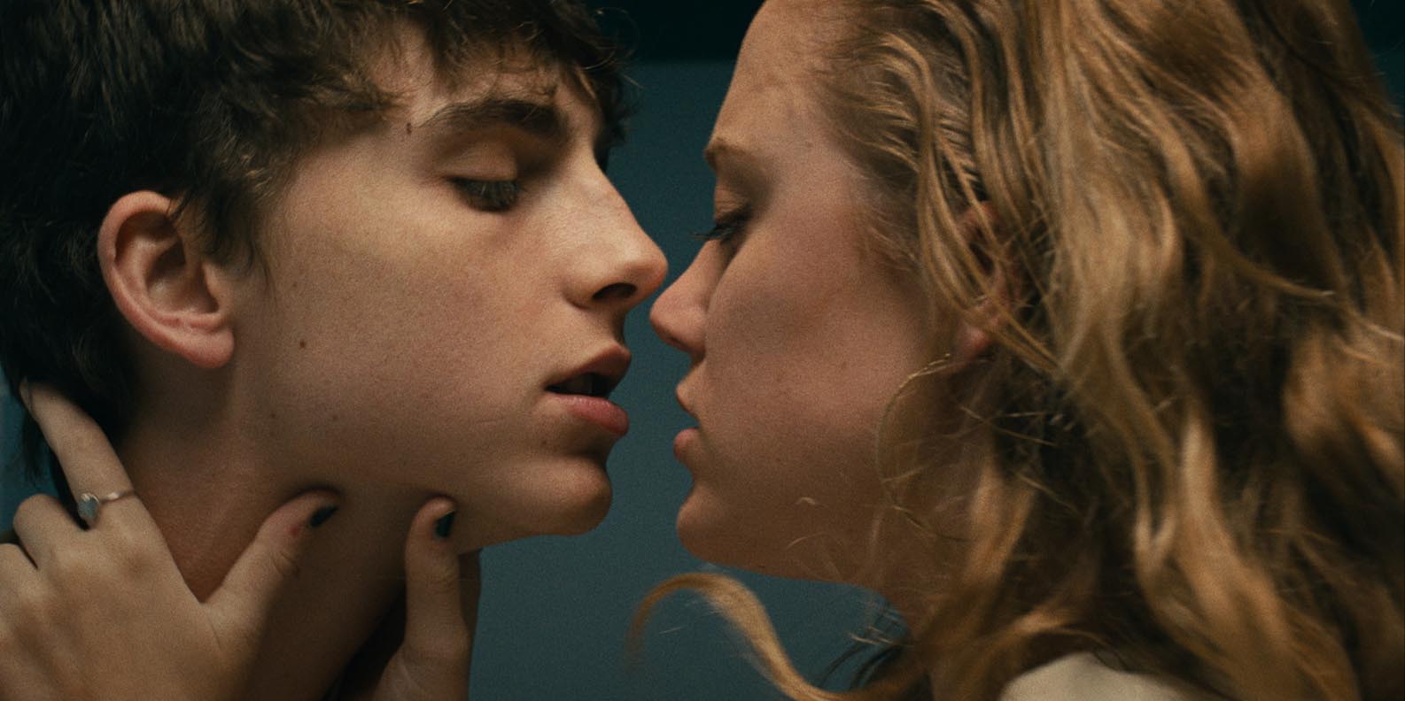 Hot Summer Nights Timothée Chalamet and Maika Monroe Erotic Kissing and Makingout Reviews and Ratings