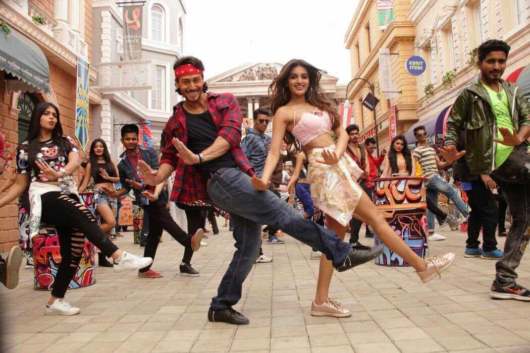 Nidhhi Agerwal Dance In Munna Michael